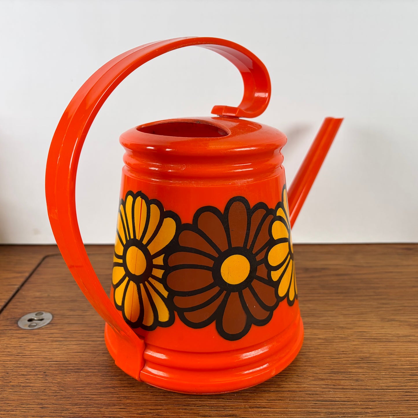 Vintage oranje Emsa gieter