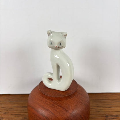 Wit sierlijk kattenbeeldje