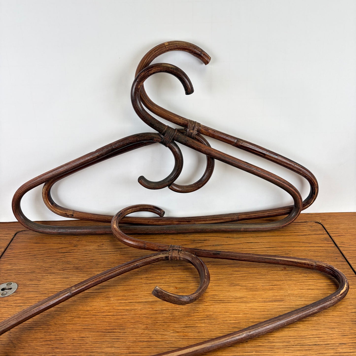 Vintage kledinghangers rotan