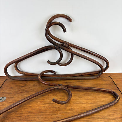 Vintage kledinghangers rotan