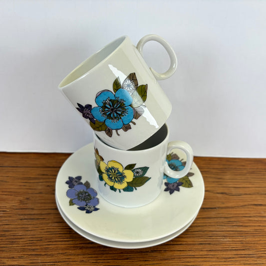 vintage kop en schotels bloemen