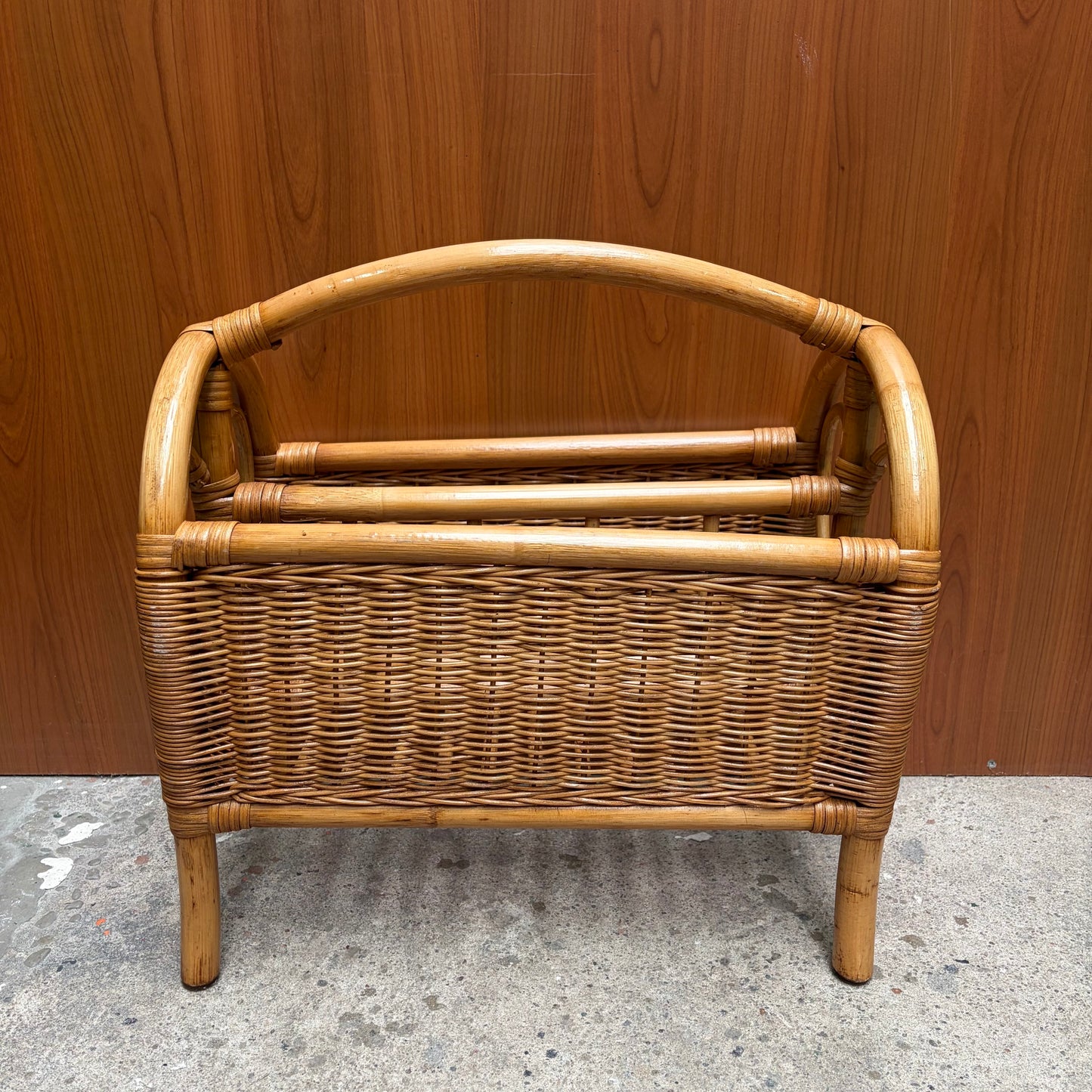 Vintage rotan krantenbak