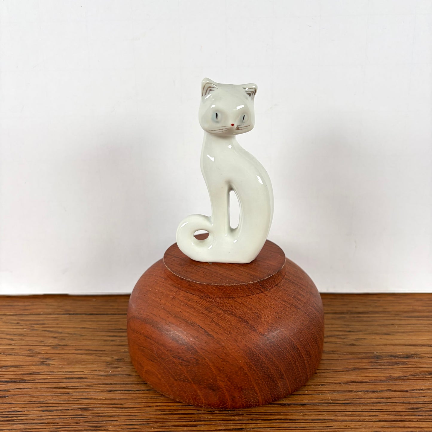 Wit sierlijk kattenbeeldje
