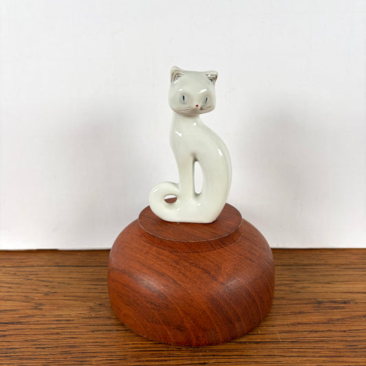 Wit sierlijk kattenbeeldje