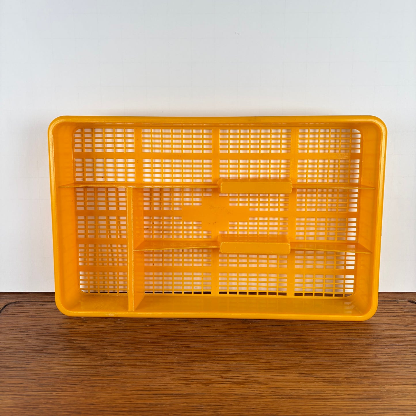 Vintage okergele bestekbak