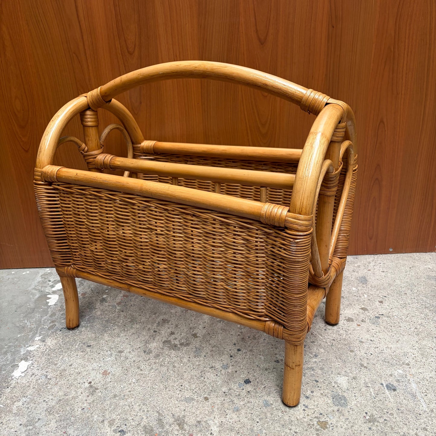 Vintage rotan krantenbak