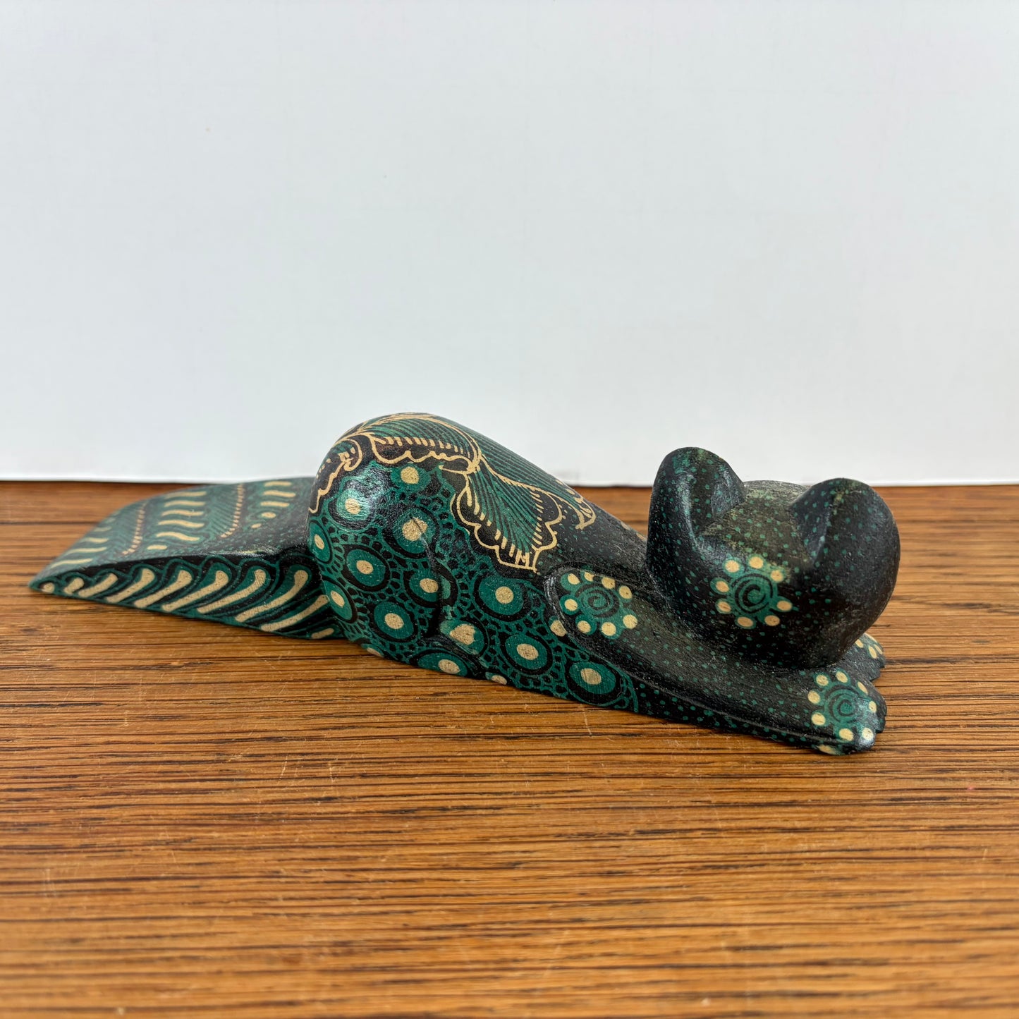 Houten deurstopper liggende kat