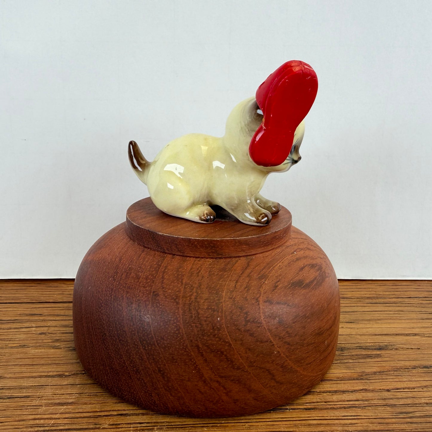 Vintage Vaga katje met rood pantoffeltje op oortje
