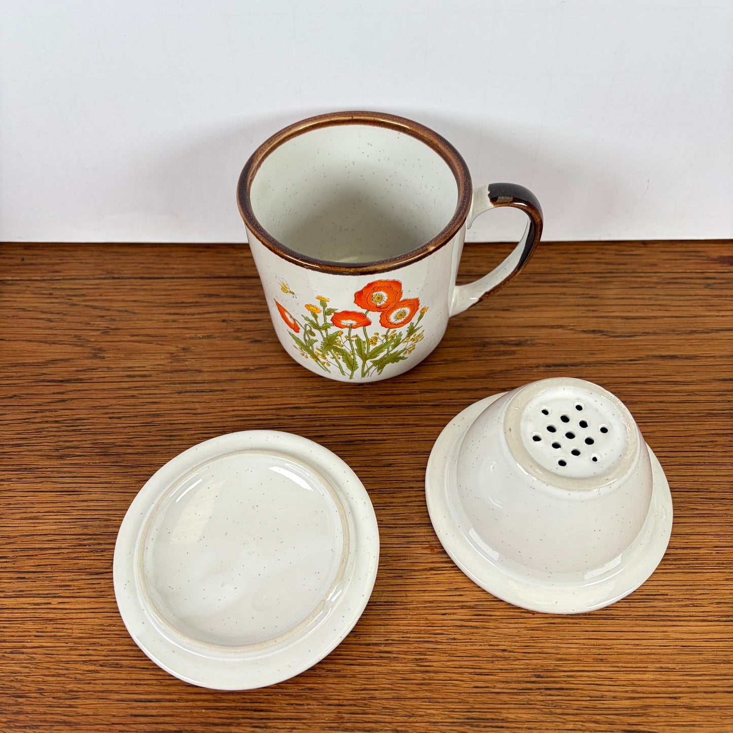 Vintage theekopje met deksel en zeef klaprozen