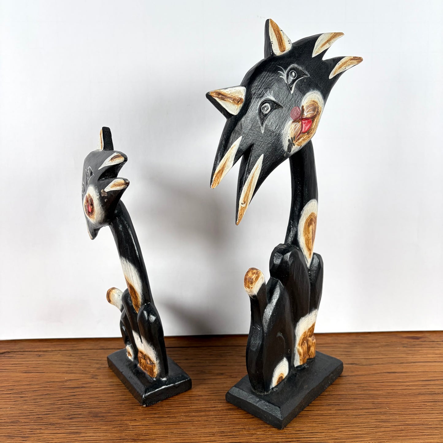 2 vrolijke houten katten