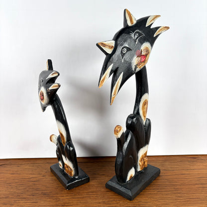 2 vrolijke houten katten