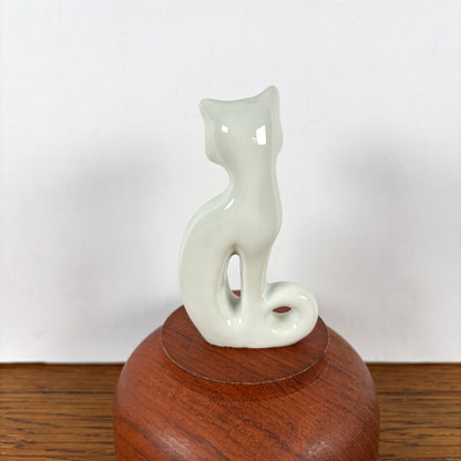Wit sierlijk kattenbeeldje