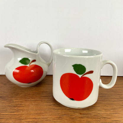 Vintage mok en kannetje appel