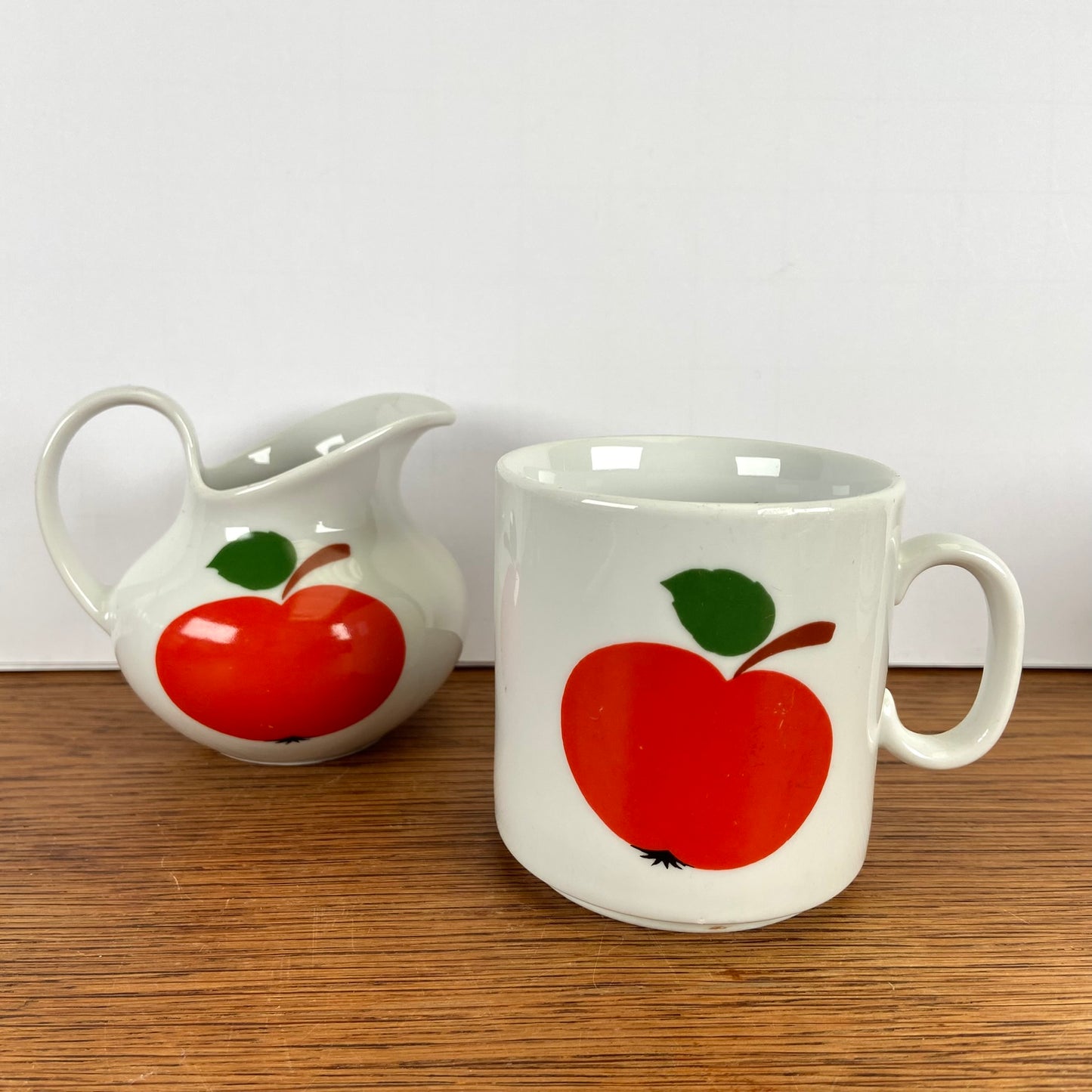Vintage mok en kannetje appel