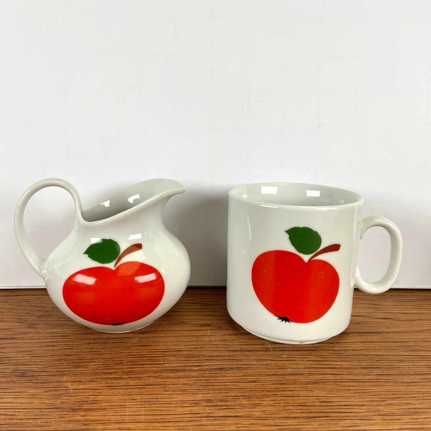 Vintage mok en kannetje appel