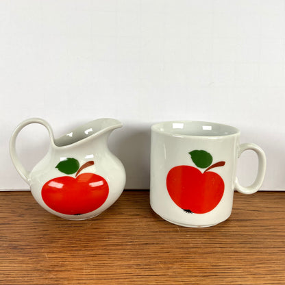 Vintage mok en kannetje appel