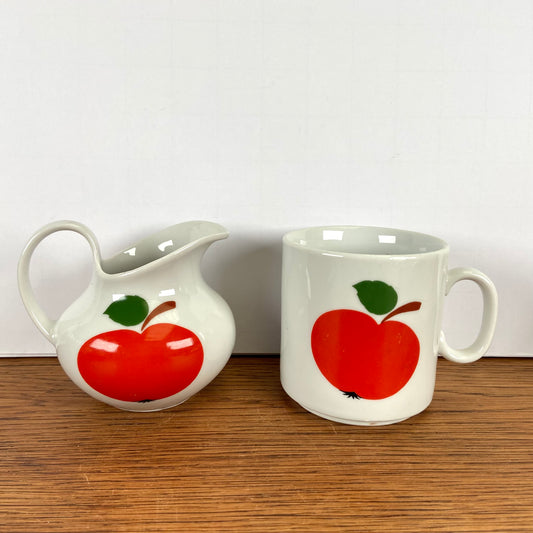 Vintage mok en kannetje appel