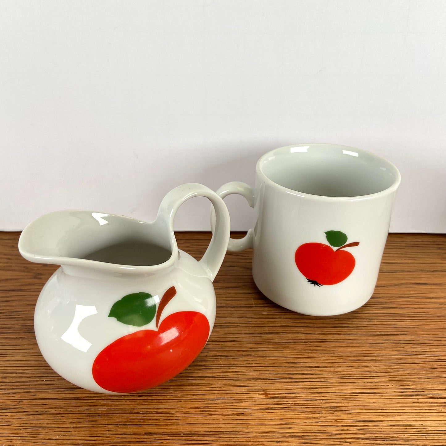 Vintage mok en kannetje appel