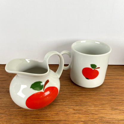 Vintage mok en kannetje appel