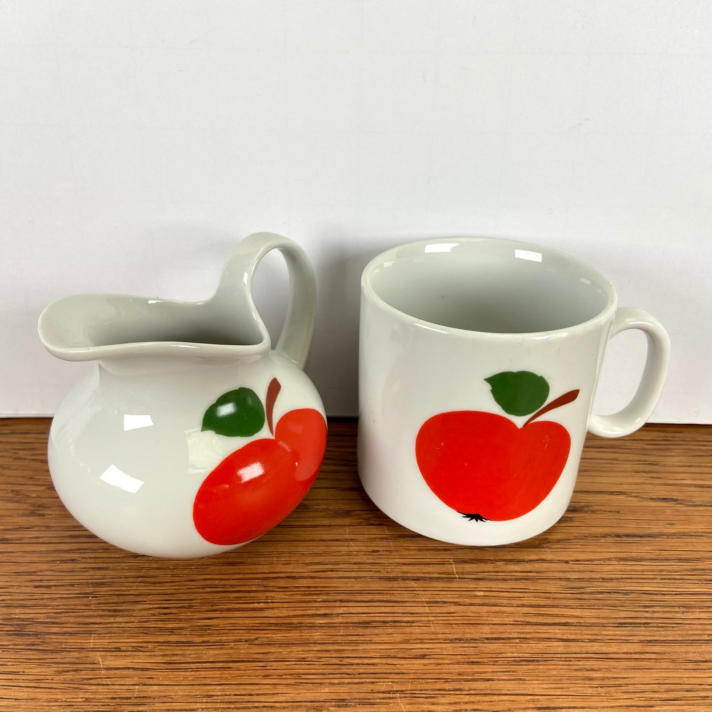 Vintage mok en kannetje appel