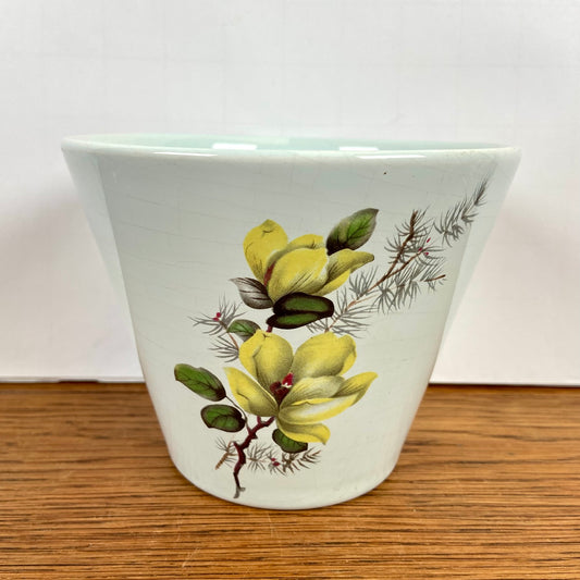 Vintage bloempot gele bloemen