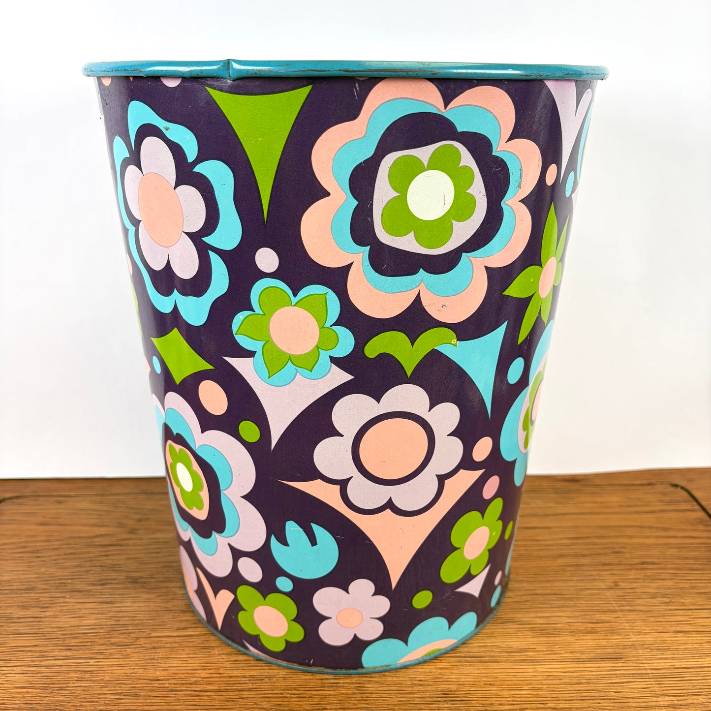 Vintage prullenbak bloemen