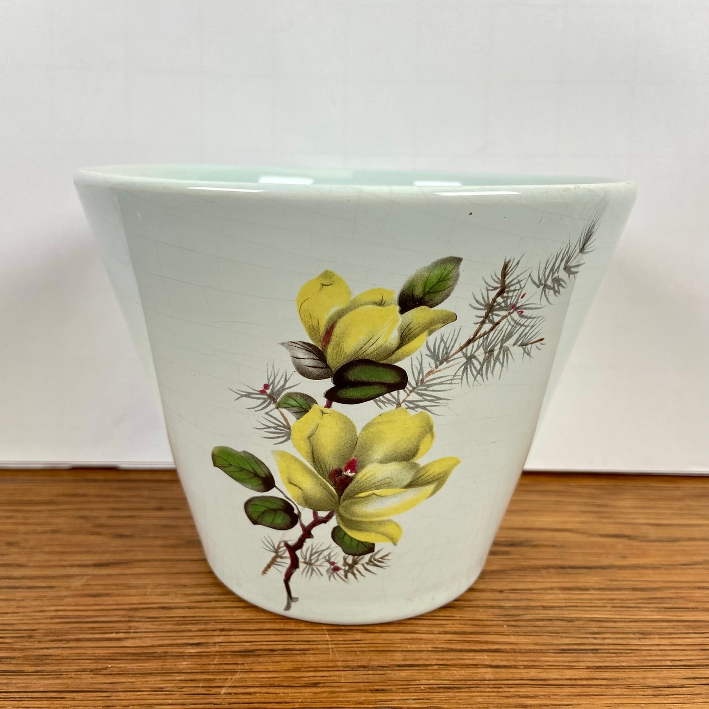 Vintage bloempot gele bloemen