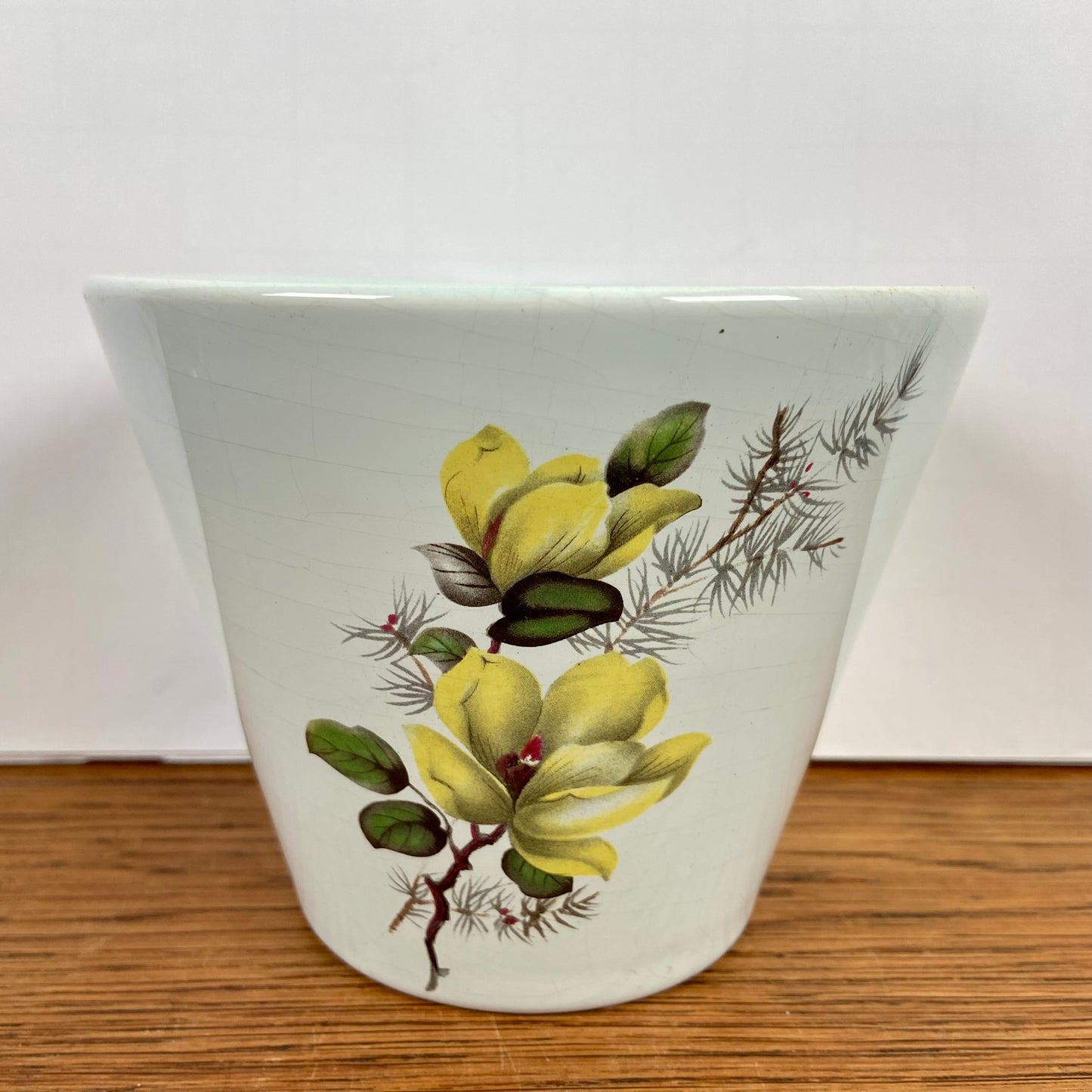 Vintage bloempot gele bloemen