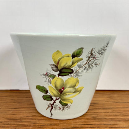 Vintage bloempot gele bloemen