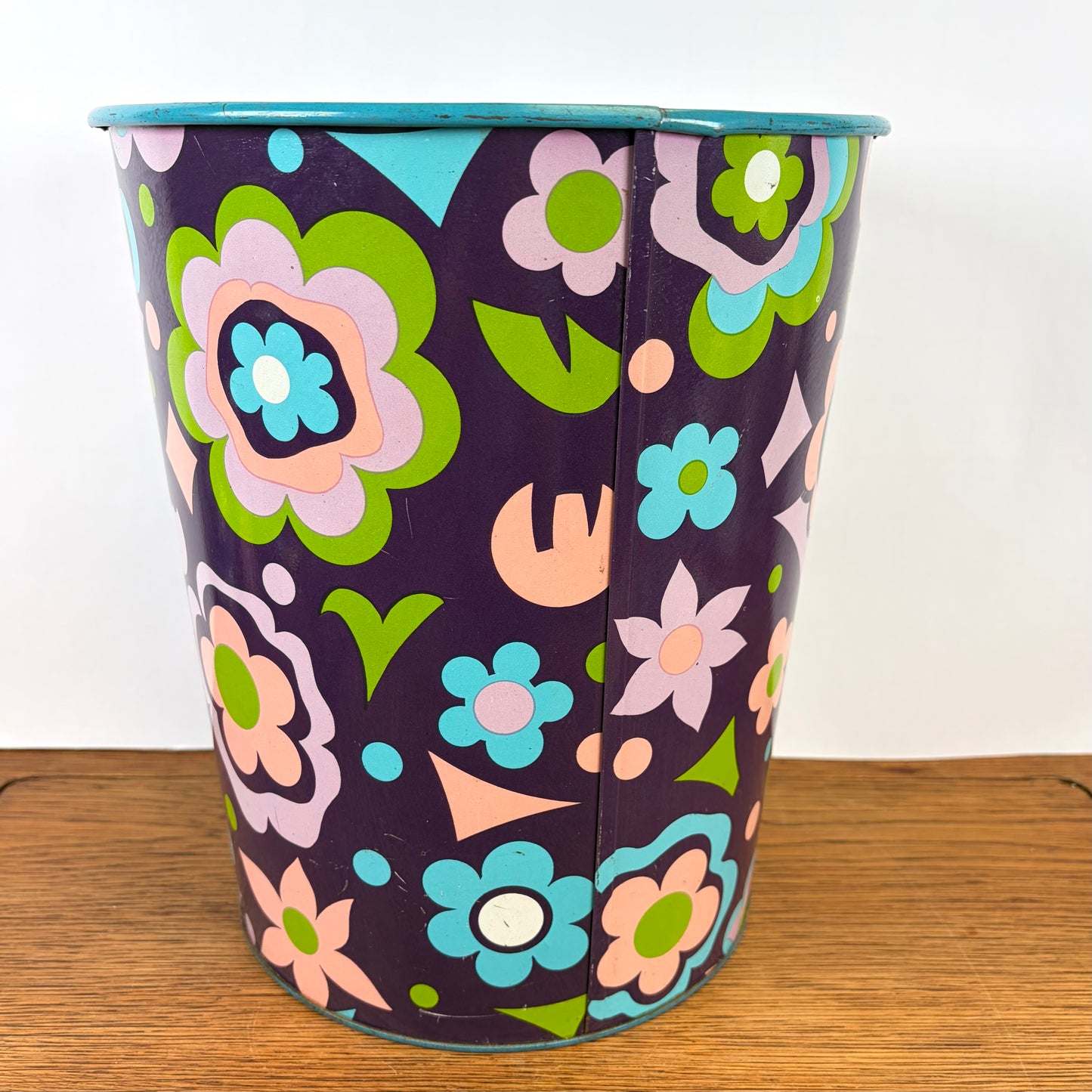 Vintage prullenbak bloemen