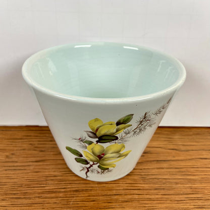 Vintage bloempot gele bloemen