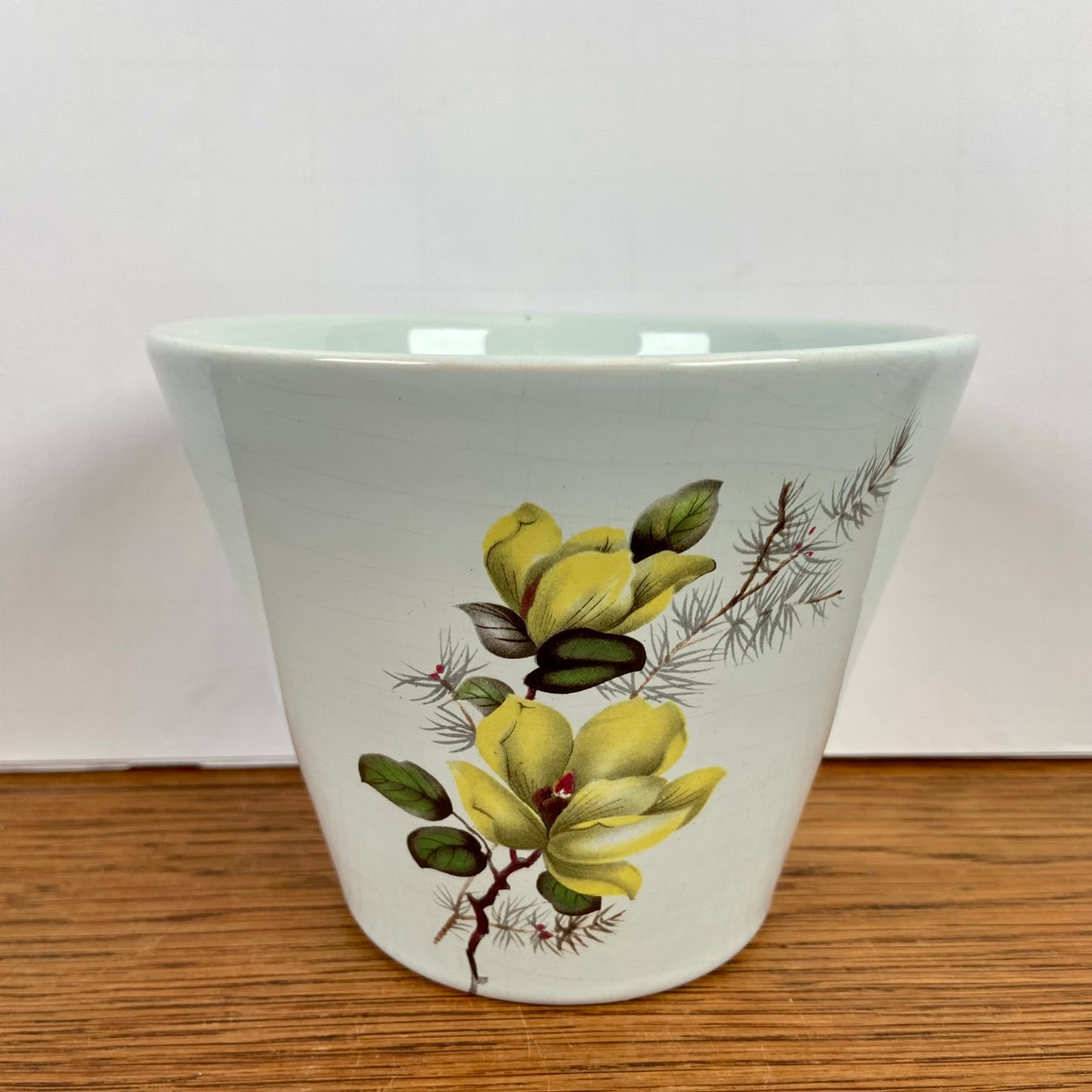 Vintage bloempot gele bloemen