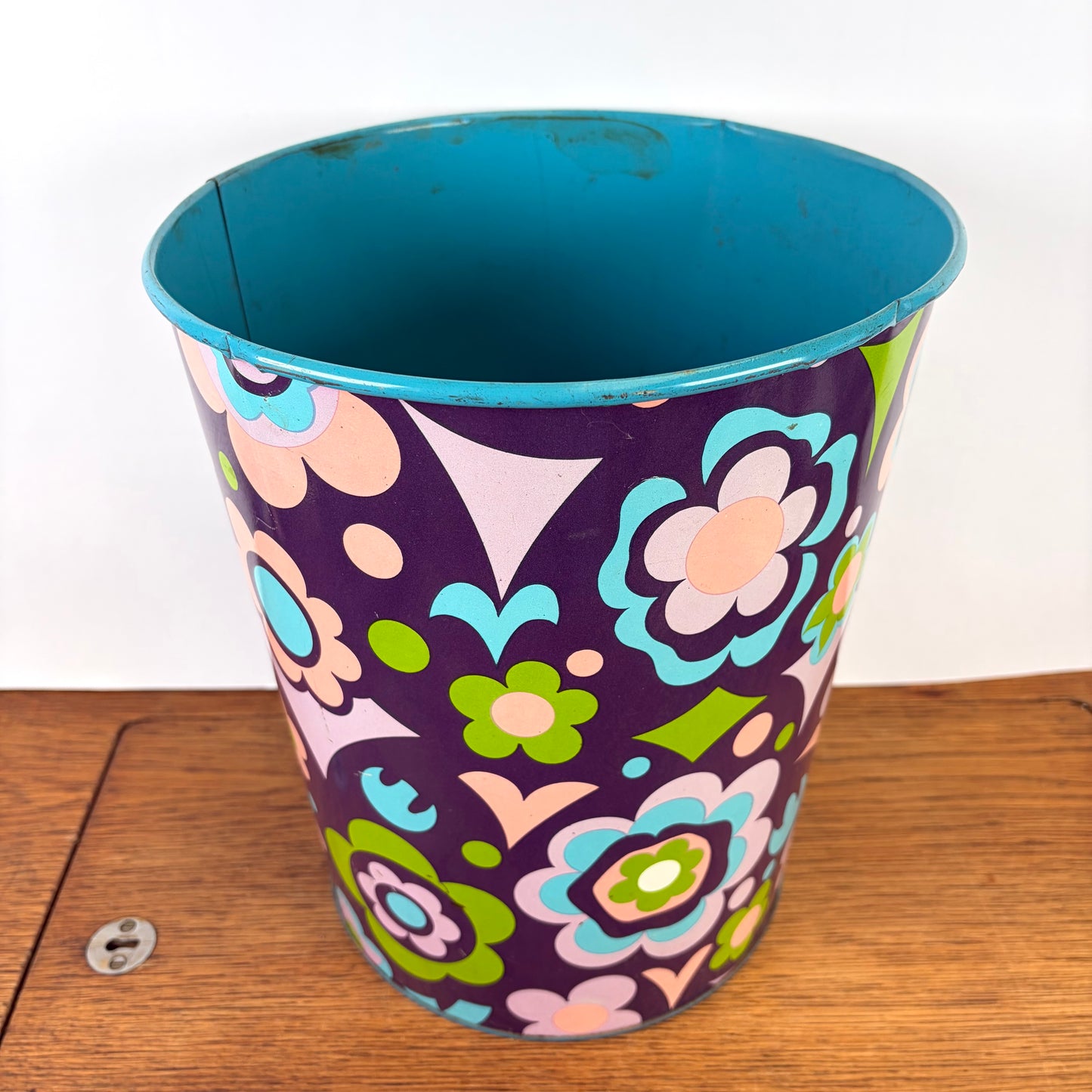 Vintage prullenbak bloemen