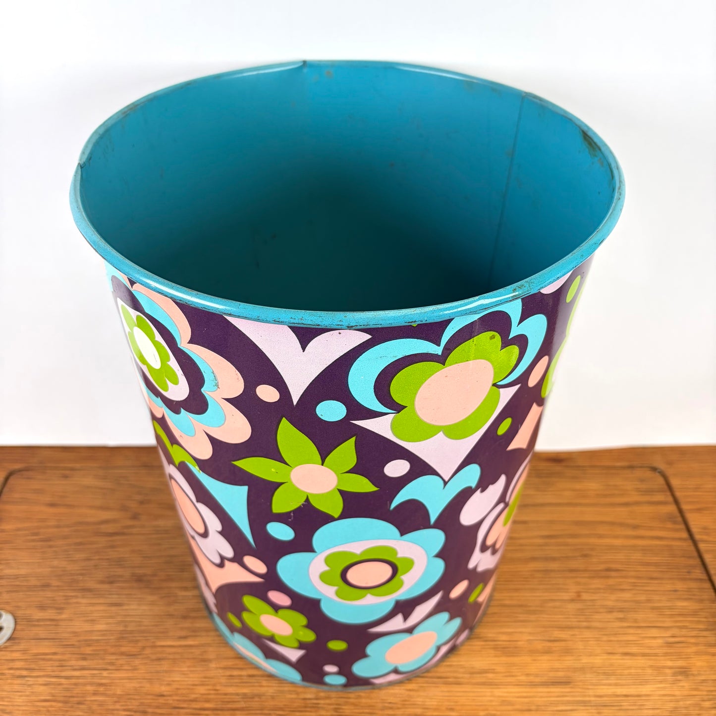 Vintage prullenbak bloemen