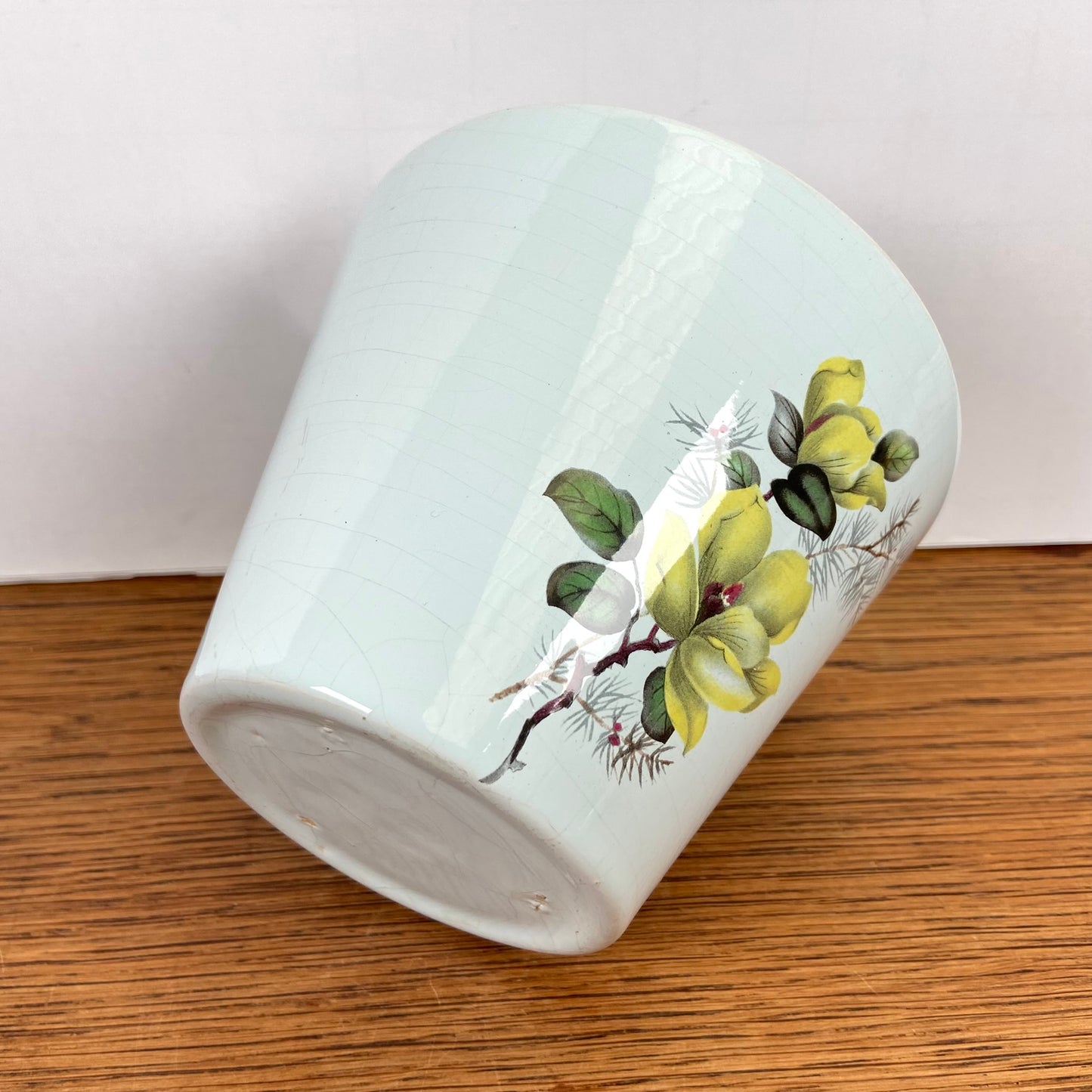 Vintage bloempot gele bloemen