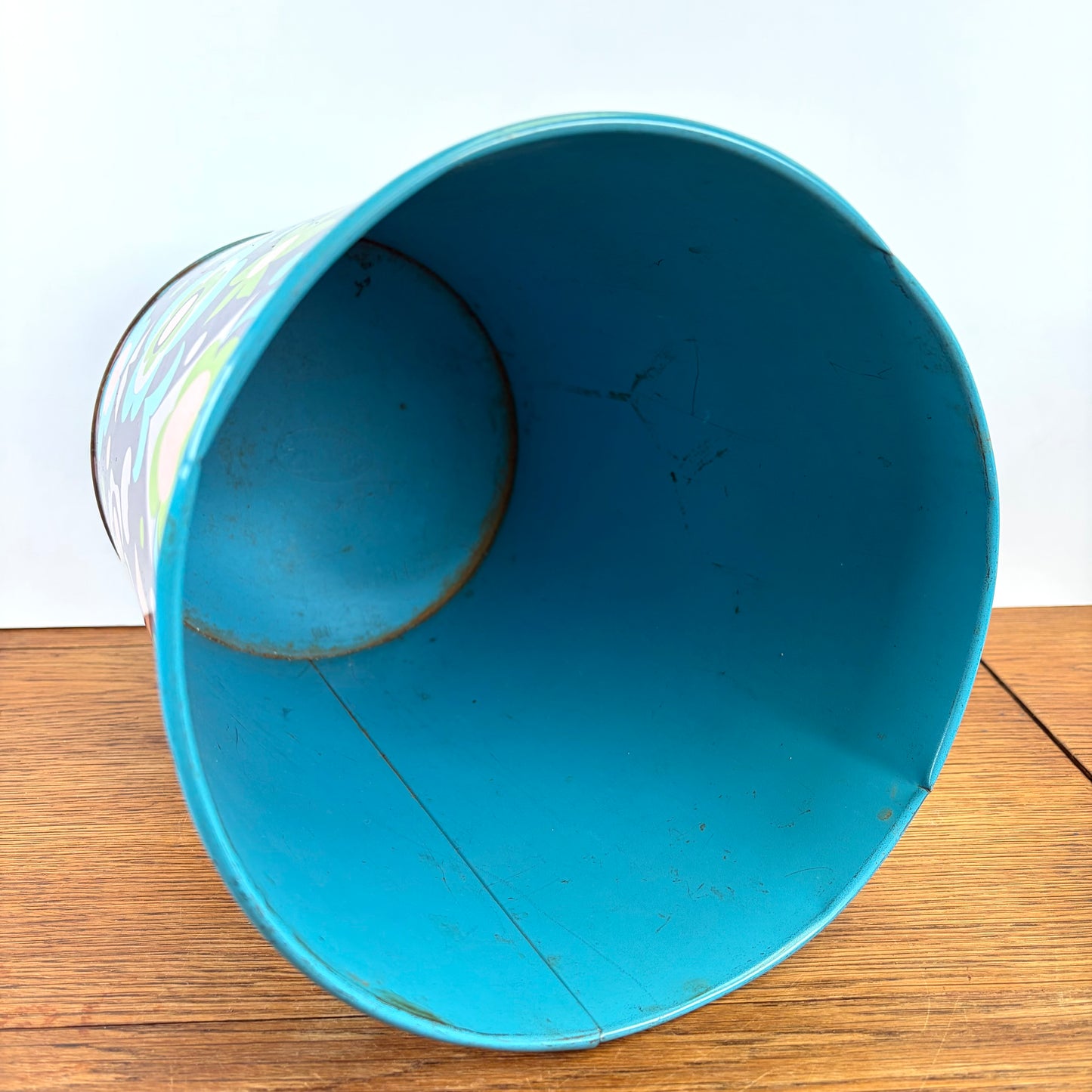 Vintage prullenbak bloemen