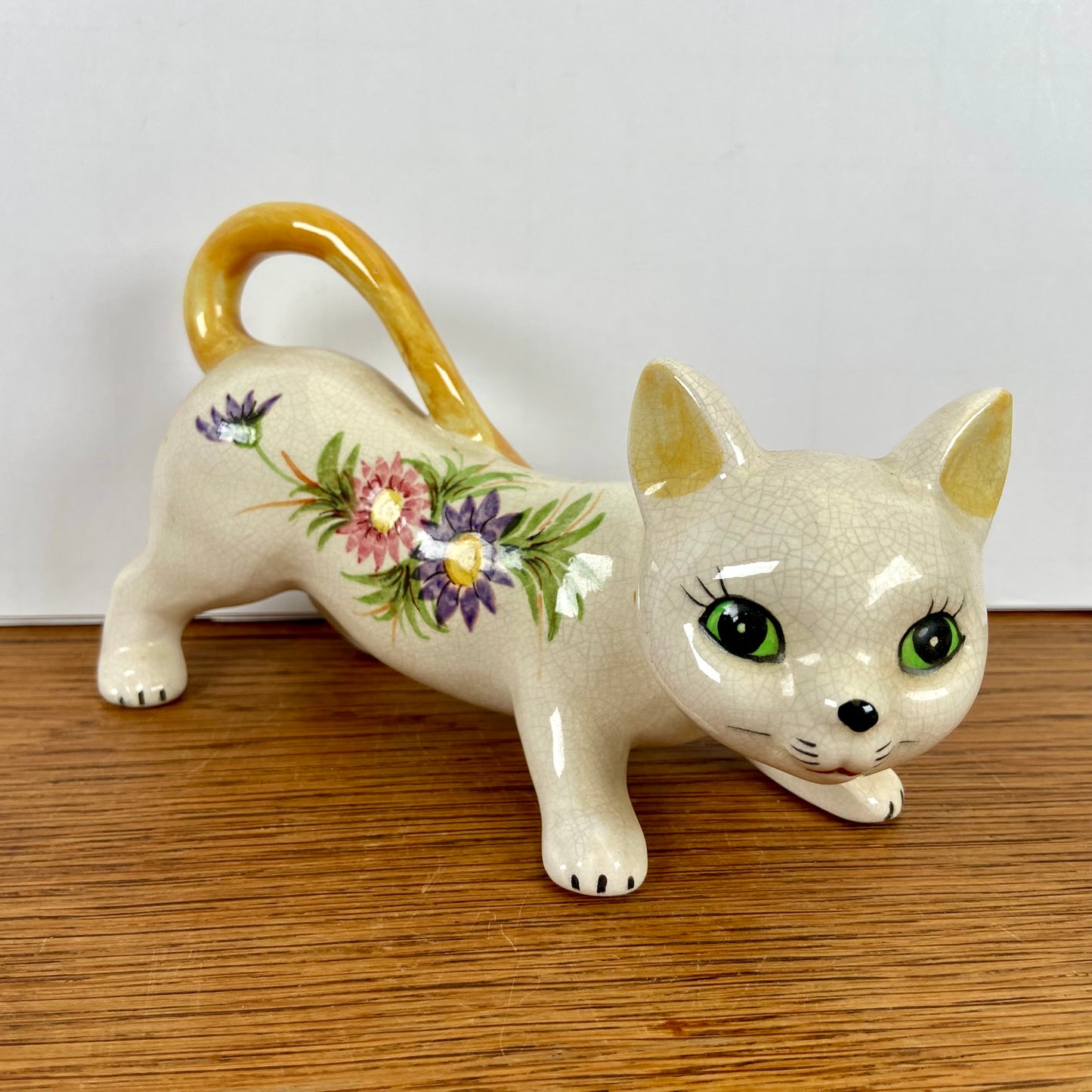Vintage beeld kat met bloemen