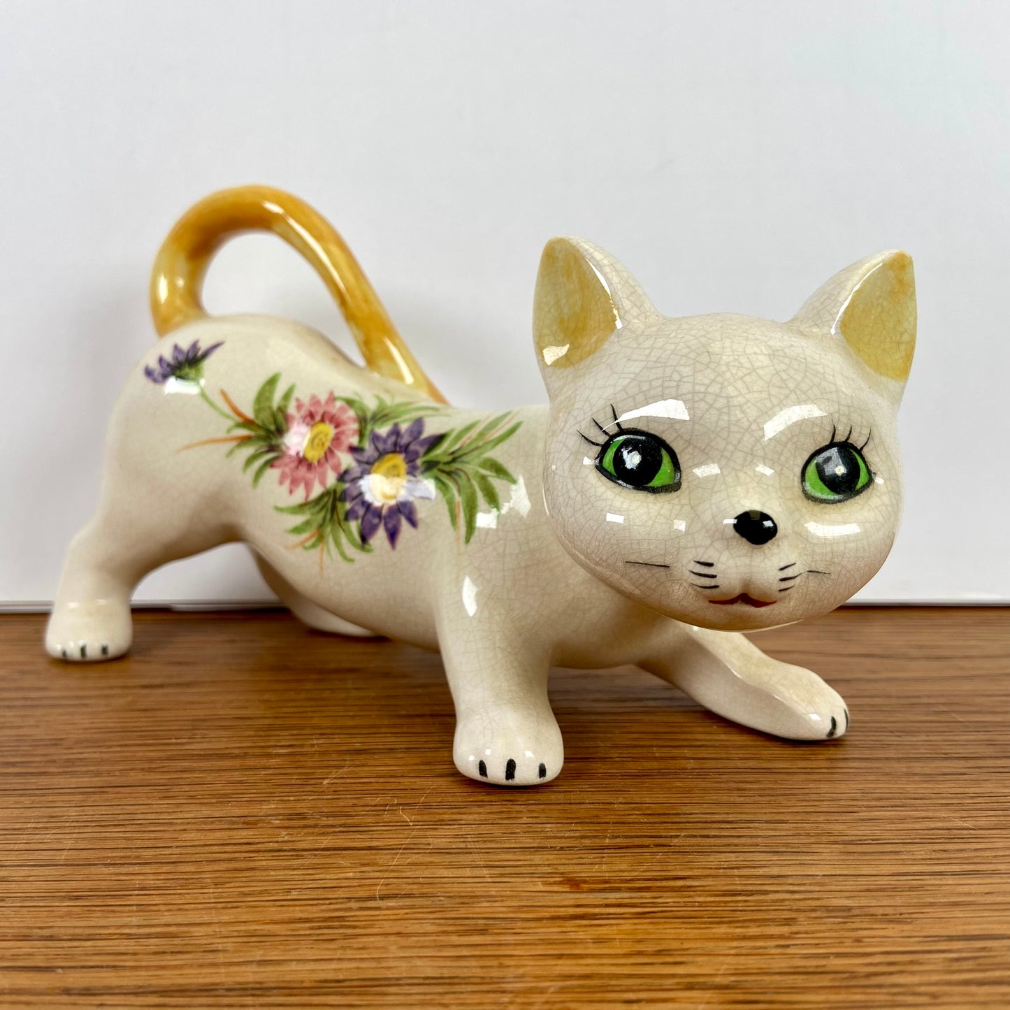 Vintage beeld kat met bloemen