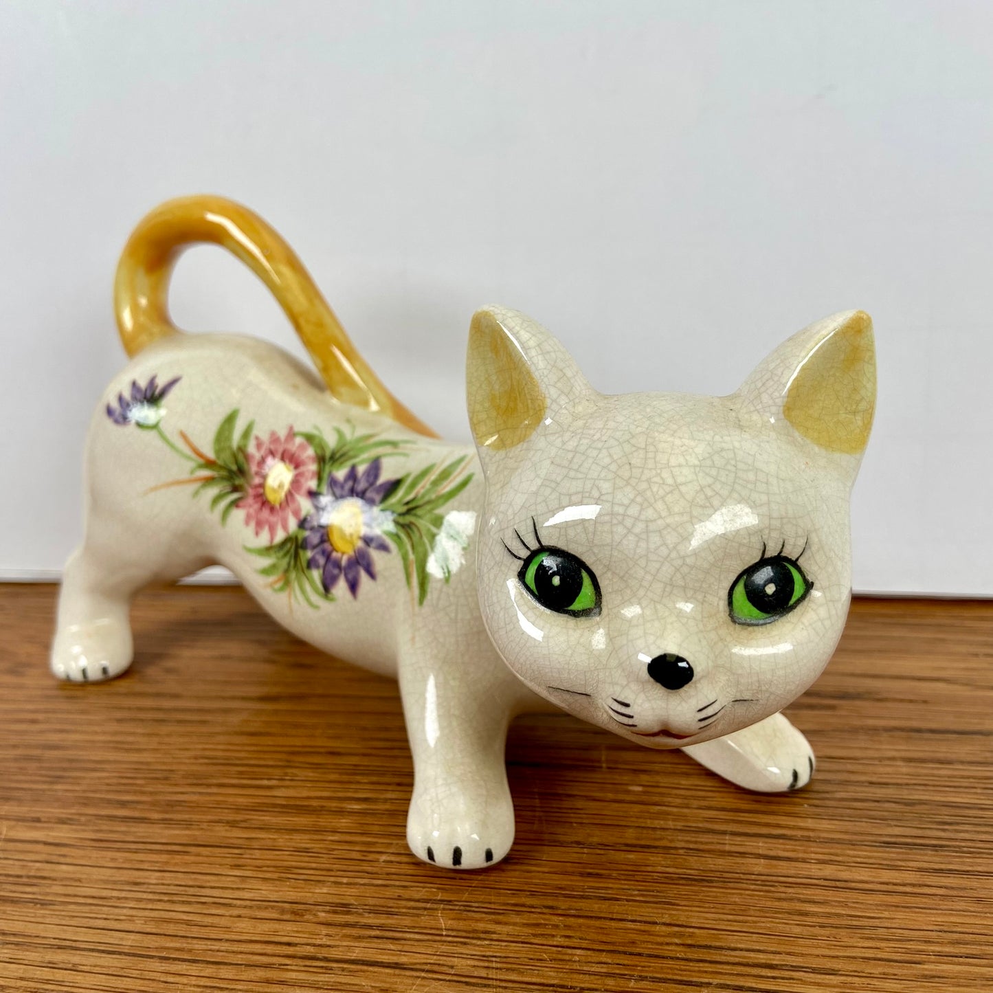 Vintage beeld kat met bloemen