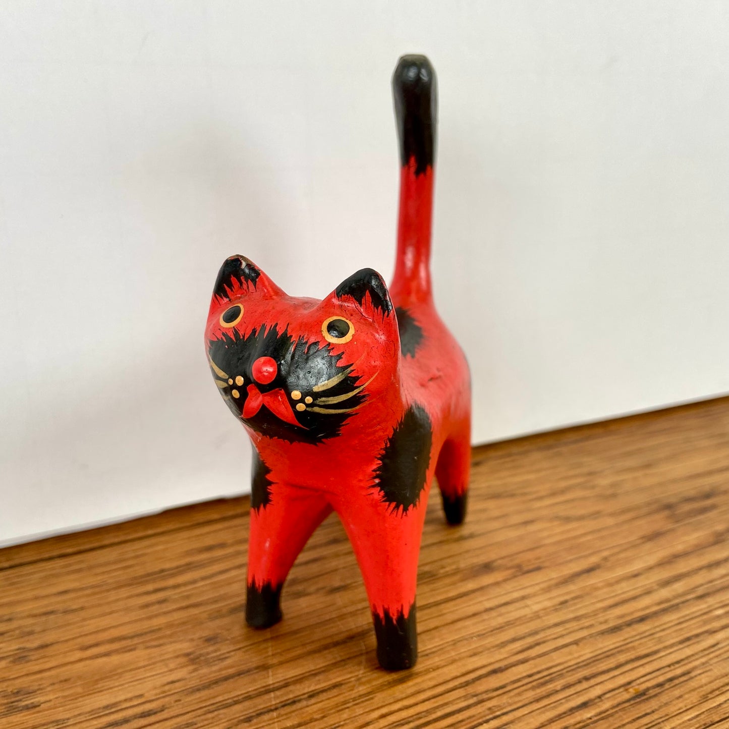 Rood houten katje