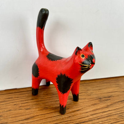 Rood houten katje