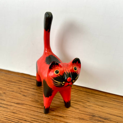 Rood houten katje