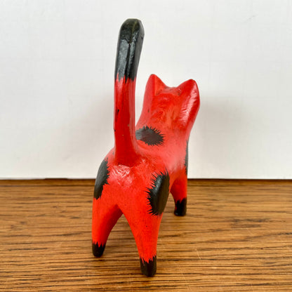 Rood houten katje