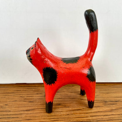 Rood houten katje