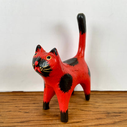 Rood houten katje