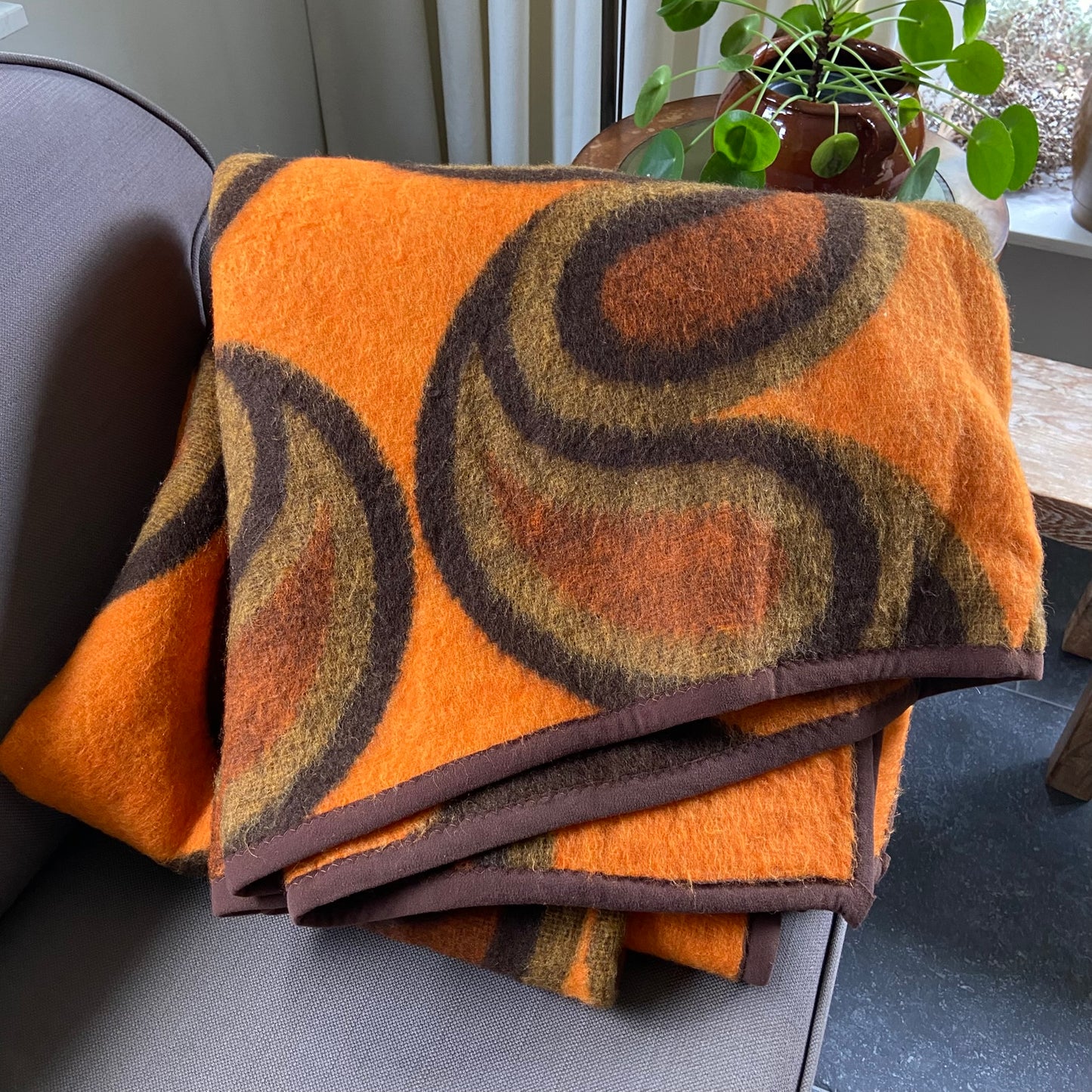 Vintage wollen deken oranje bruin