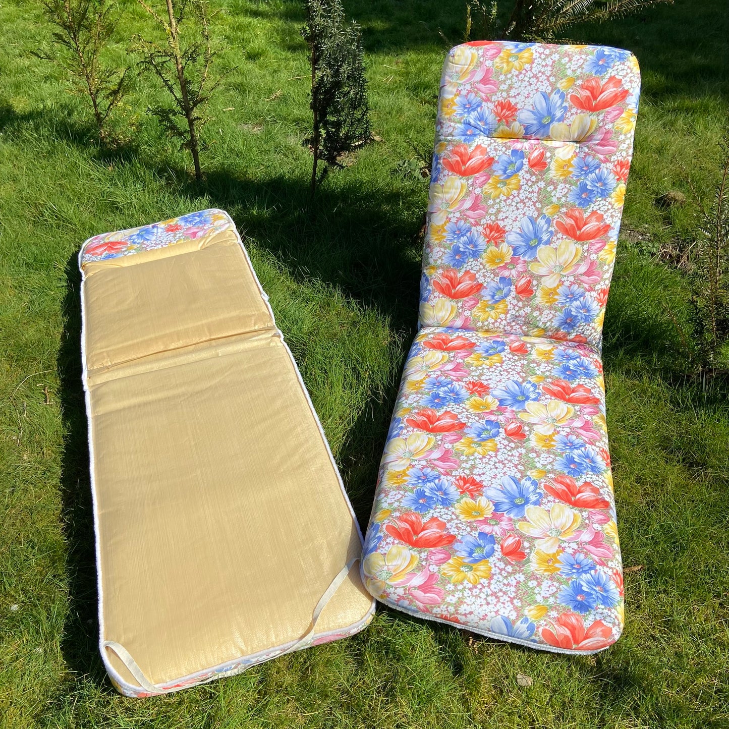 2 vintage ligbed tuin kussens
