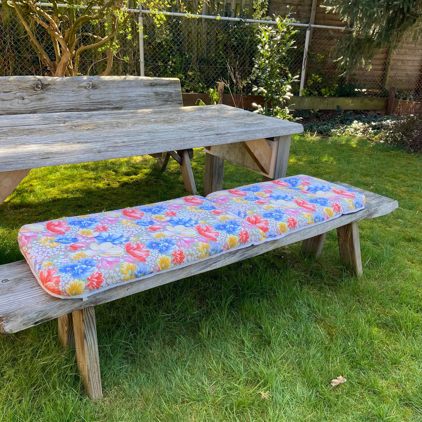 2 vintage ligbed tuin kussens