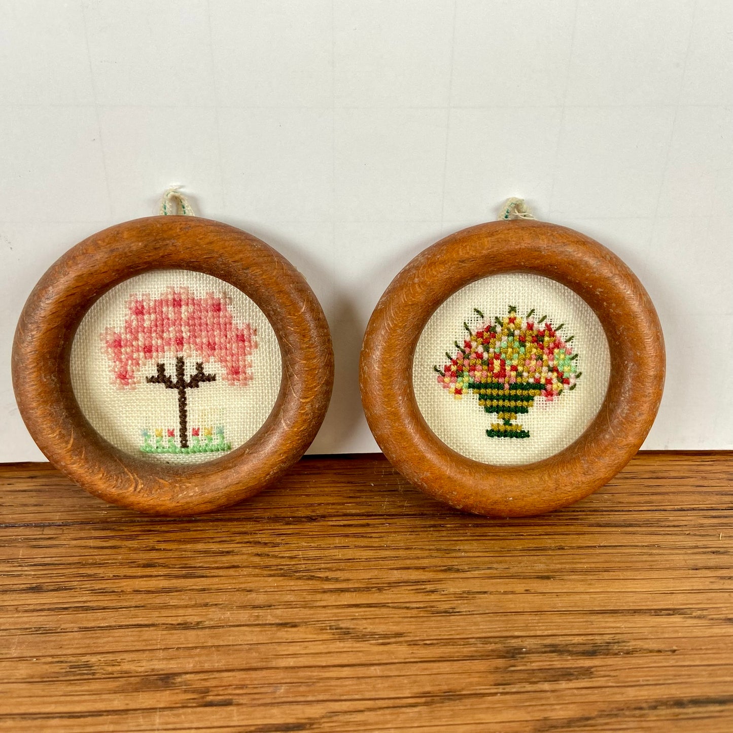 2 mini schilderijtjes geborduurd