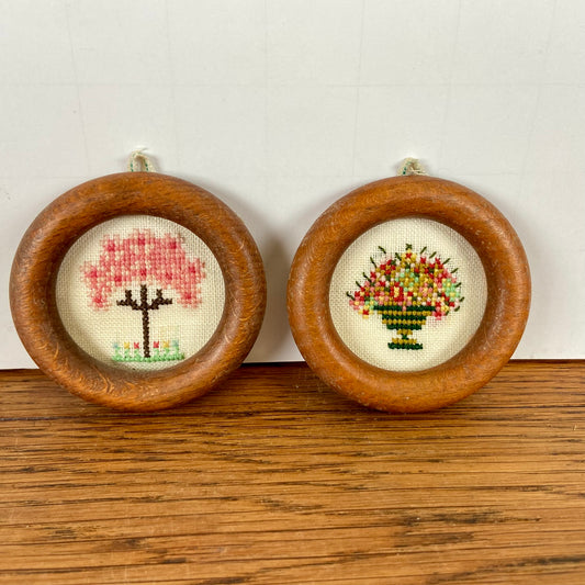 2 mini schilderijtjes geborduurd